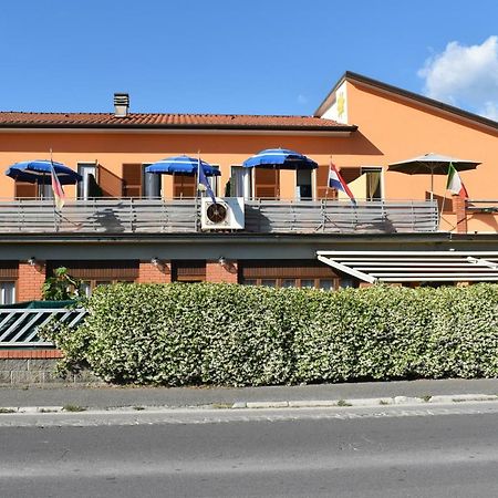 Hotel Sole Марина-ді-Масса Екстер'єр фото