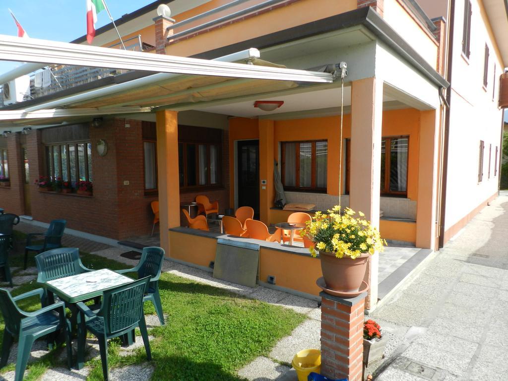 Hotel Sole Марина-ді-Масса Екстер'єр фото